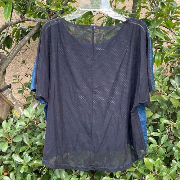 Lucy Blue & Black Mesh Athletic/Activewear Short Sleeve Top. Size Small. EUC! - Picture 2 of 6